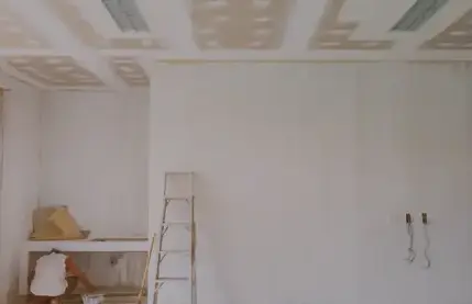 peintre dans le bâtiment Agon-Coutainville-1