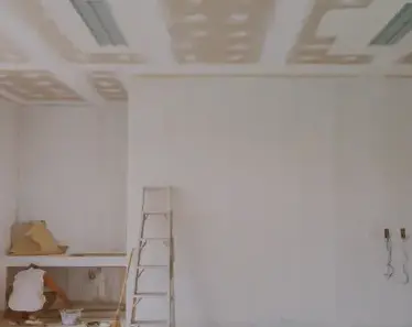 peintre dans le bâtiment Coutances-2